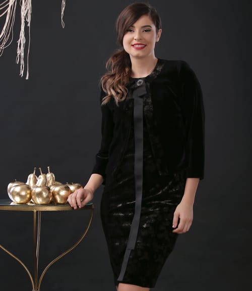 Costum de ocazie cu rochie si sacou din catifea elastica si brosa accesoriu