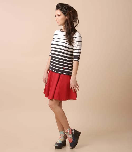 Tinuta casual cu fusta evazata si bluza din jerse cu dungi