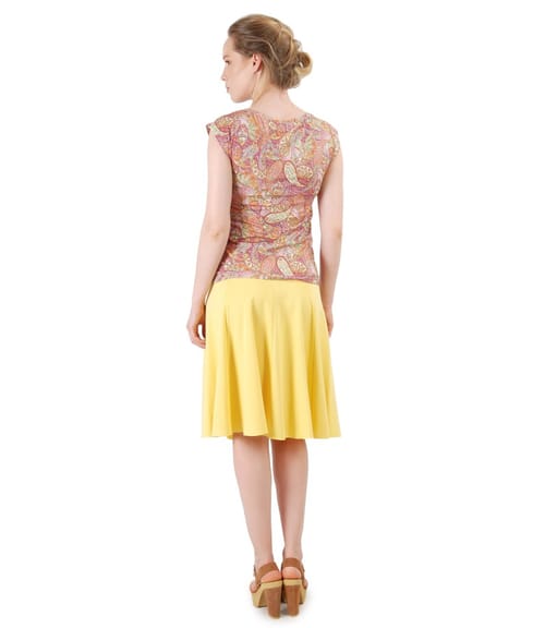 Tinuta casual cu fusta evazata si tricou din jerse imprimat