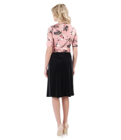 Fusta evazata din catifea si bluza din jerse imprimat