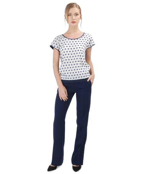 Tinuta casual cu pantaloni drepti si bluza cu fata imprimata