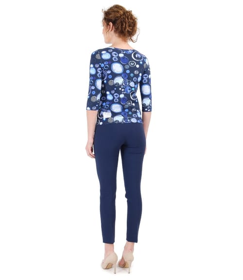Tinuta eleganta cu tricou din jerse elastic imprimat  si pantaloni cu dunga cusuta