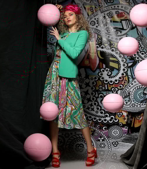 Tinuta eleganta cu rochie imprimata si sacou din stofa cu fermoar pe fata