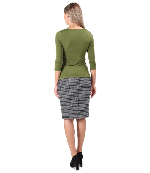 Fusta office cu bluza din jerse cu falduri la decolteu