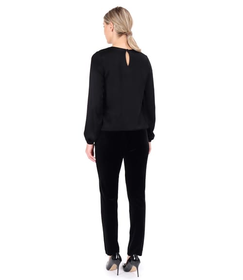Tinuta eleganta cu pantaloni pana din catifea si bluza din viscoza satinata