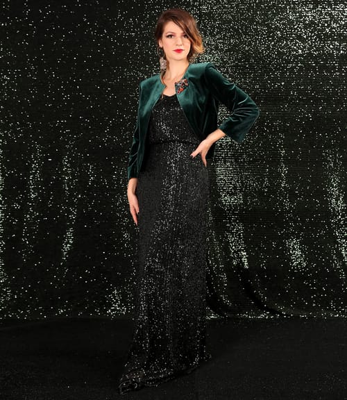 Tinuta de ocazie cu rochie lunga din paiete si bolero din catifea