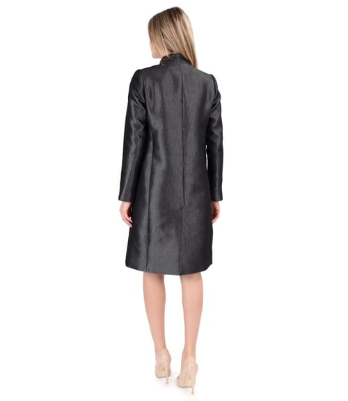 Tinuta eleganta cu pardesiu din stofa cu efect lucios si rochie evazata