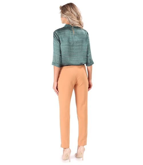 Tinuta office cu bluza din matase naturala si pantaloni pana