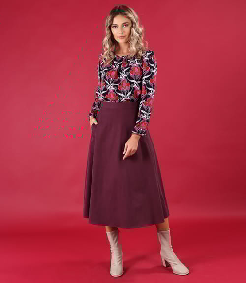Tinuta eleganta cu fusta semiclos si bluza lejera din viscoza