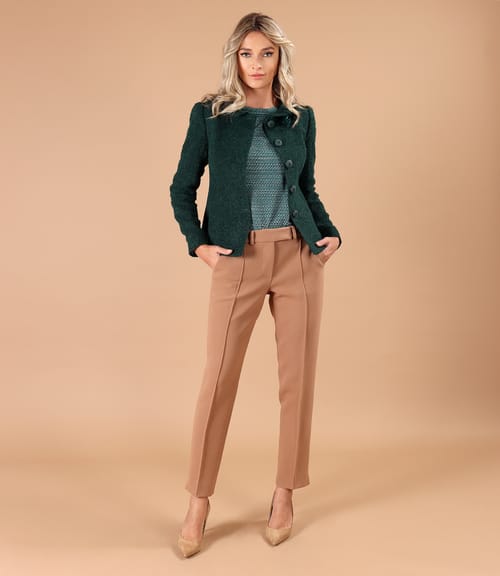 Tinuta office cu pantaloni pana din stofa elastica groasa cu sacou din bucle