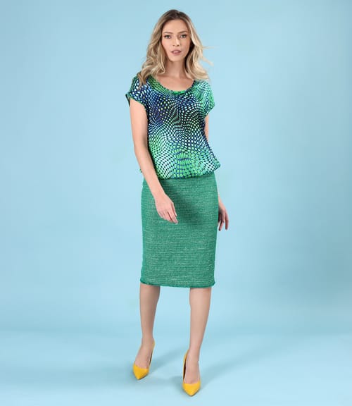 Tinuta office cu fusta creion din bucle cu bumbac si bluza lejera din saten imprimat