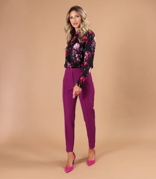 Tinuta office cu pantaloni pana si bluza din viscoza imprimata cu motive florale