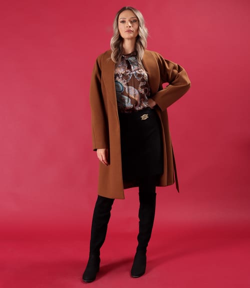 Tinuta eleganta cu pardesiu lejer, fusta scurta si bluza din matase naturala