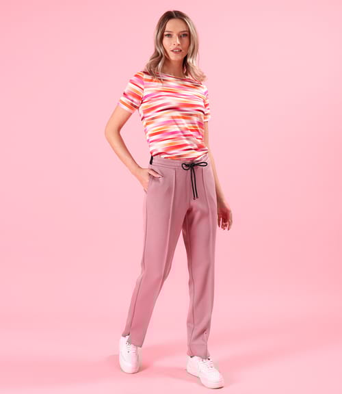 Tinuta smart casual cu pantaloni lejeri si bluza din jerse cu dungi