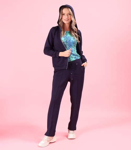 Tinuta smart casual cu pantaloni lejeri si hanorac din scuba cu viscoza