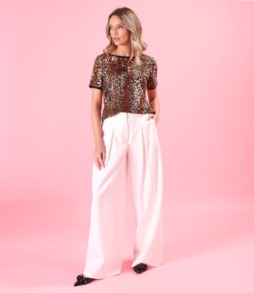Tinuta smart casual cu pantaloni largi si bluza cu animal print