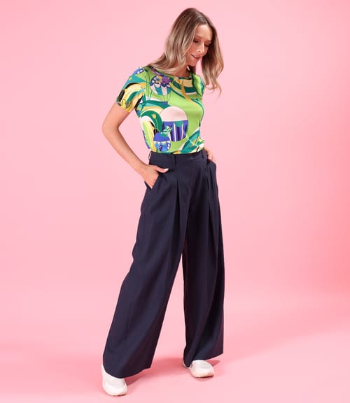 Tinuta smart casual cu pantaloni lejeri si bluza din jerse elastic imprimat