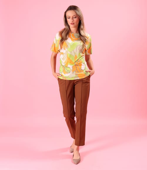 Tinuta smart casual cu bluza din jerse cu incretit la umeri si pantaloni pana