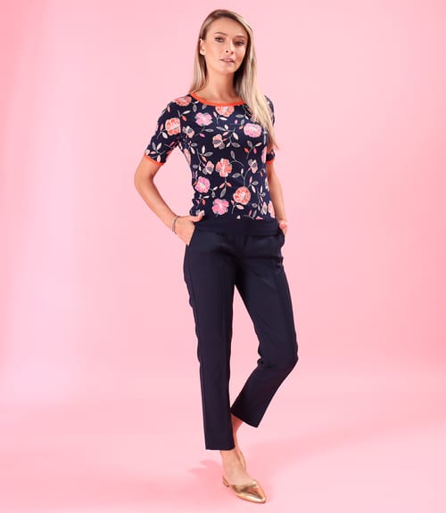Tinuta smart casual cu pantaloni pana si bluza din jerse elastic imprimat in relief