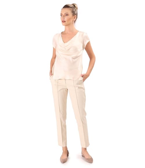 Bluza lejera din satin e viscoza cu pantaloni pana cu dunga pe fata