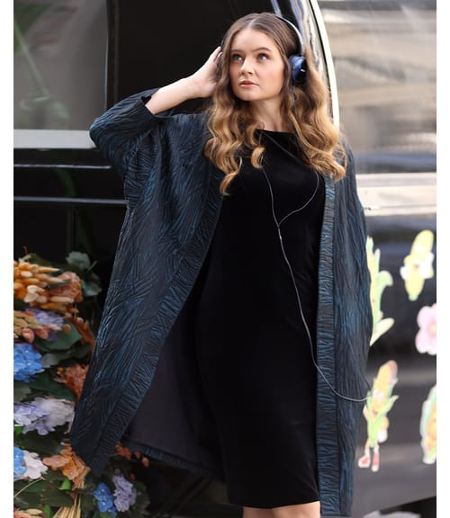 Jacheta oversize din brocart cu rochie din catifea elastica neagra