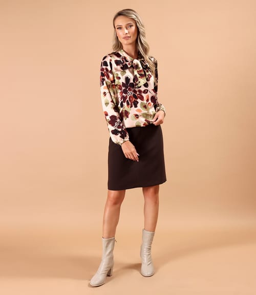 Fusta scurta evazata din stofa elastica cu viscoza