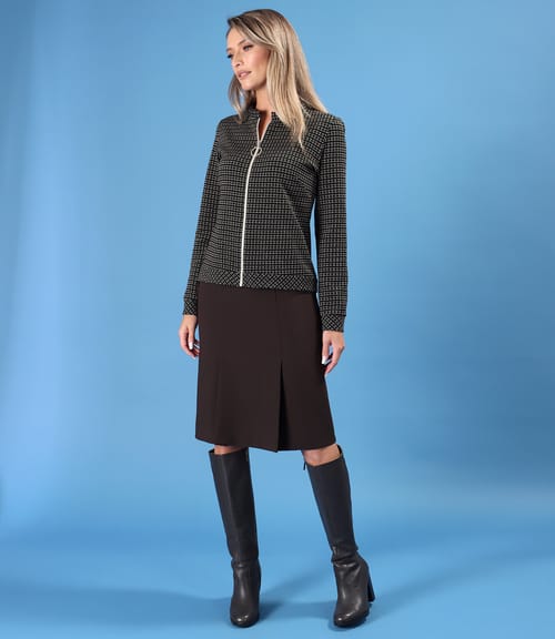 Tinuta eleganta cu fusta evazata si bluza cu fermoar pe fata