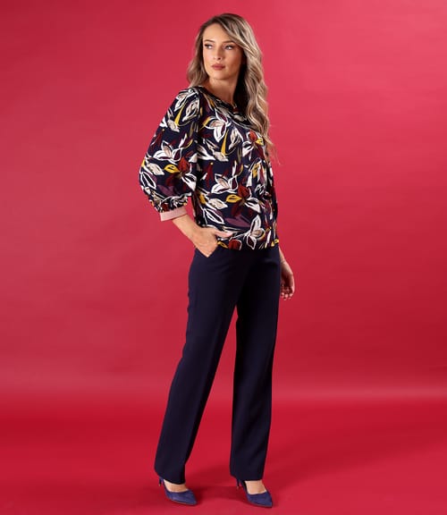 Tinuta eleganta cu pantaloni drepti si bluza cu maneci