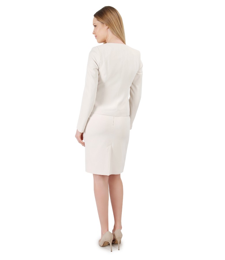 Costum elegant dama cu sacou cu brosa aplicata pe buzunar si fusta conica