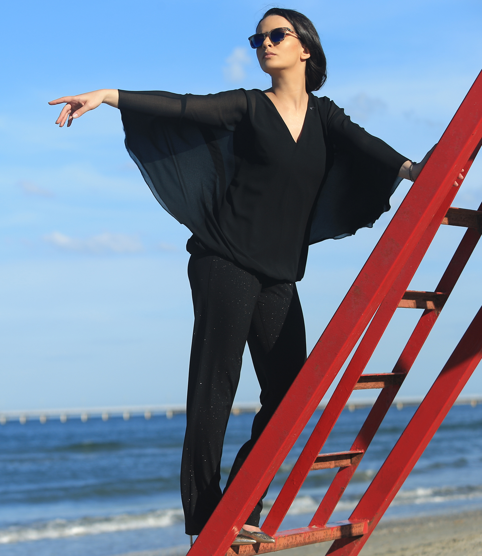 Bluza tip fluture cu aplicatie de cristale la decolteu