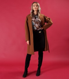 Tinuta eleganta cu pardesiu lejer, fusta scurta si bluza din matase naturala