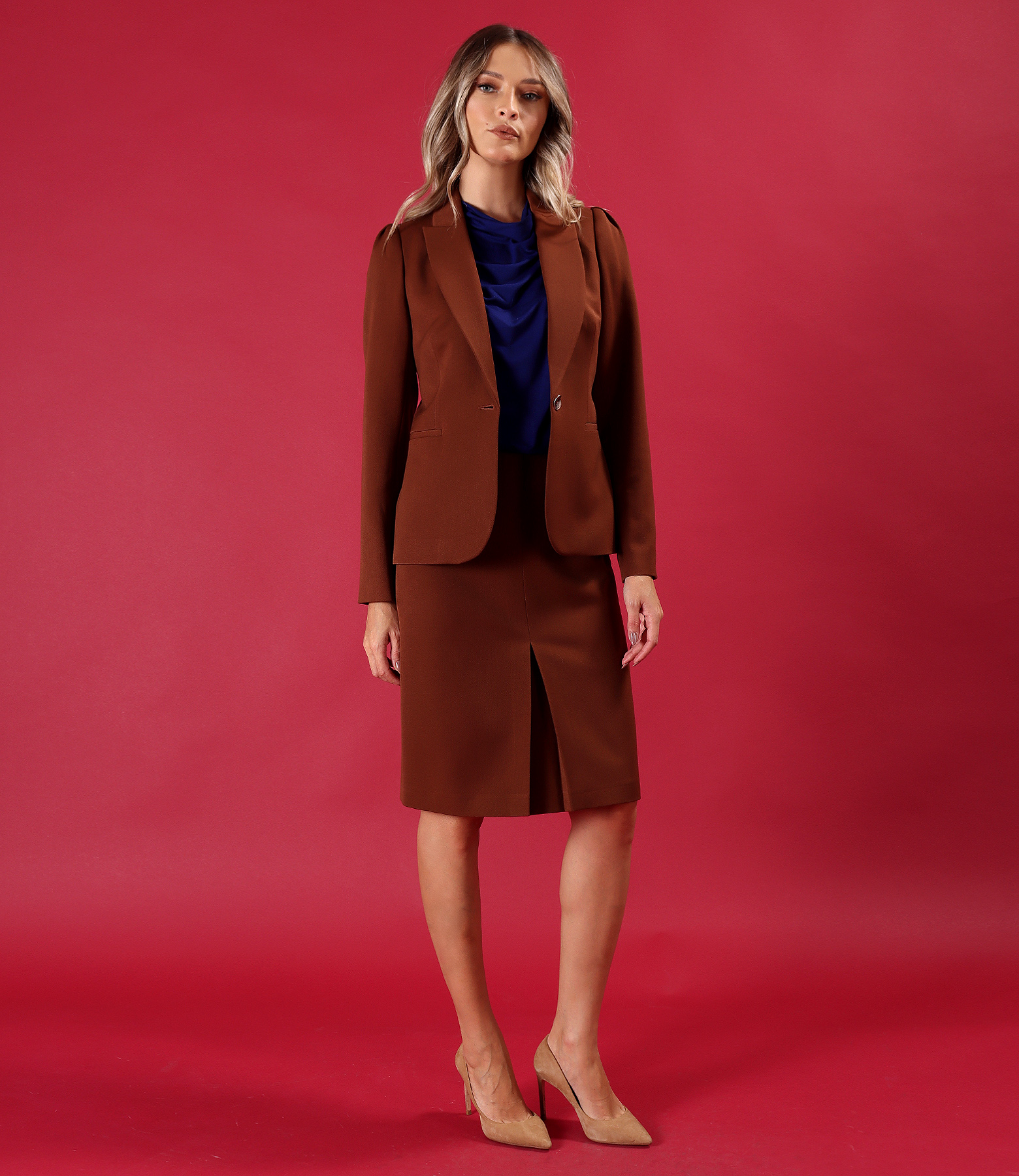 Costum dama office cu sacou si fusta evazata din stofa elastica