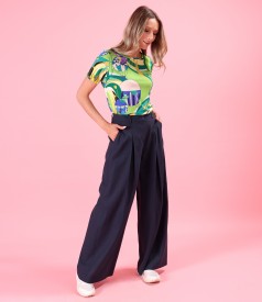 Tinuta smart casual cu pantaloni lejeri si bluza din jerse elastic imprimat