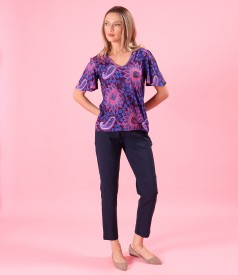 Tinuta smart casual cu pantaloni lejeri din bumbac elastic si bluza din jerse imprimat