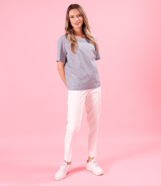 Tinua casual cu bluza lejera din in cu bumbac si pantaloni pana