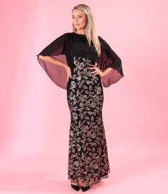 Tinuta de seara cu rochie din paiete si capa din voal uni