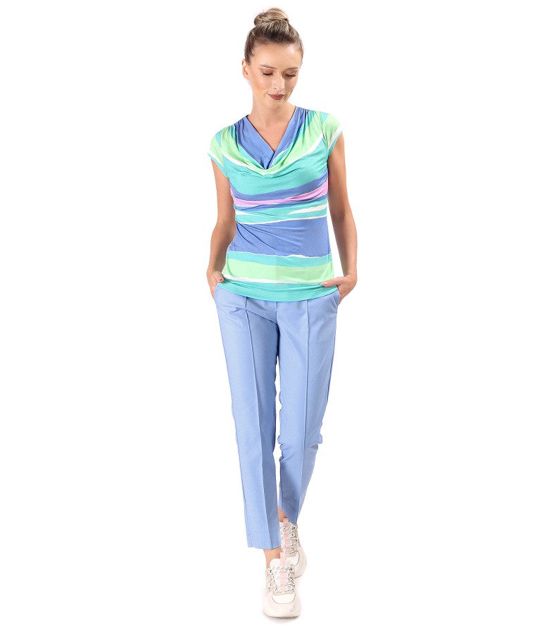 Tinuta smart casual cu pantaloni pana din bumbac si bluza din jerse cu dungi