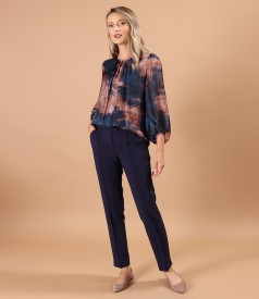 Bluza cu falduri la decolteu din voal imprimat