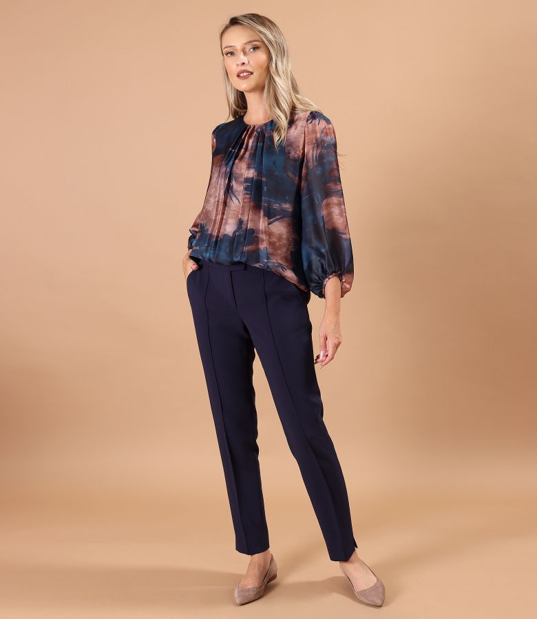 Bluza cu falduri la decolteu din voal imprimat