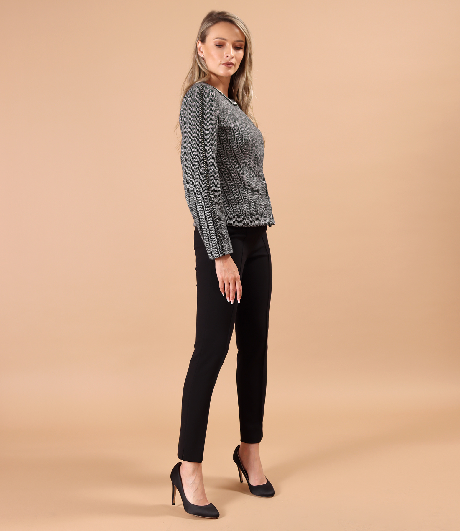 Tinuta office cu pantaloni pana si sacou din bucle cu bumbac