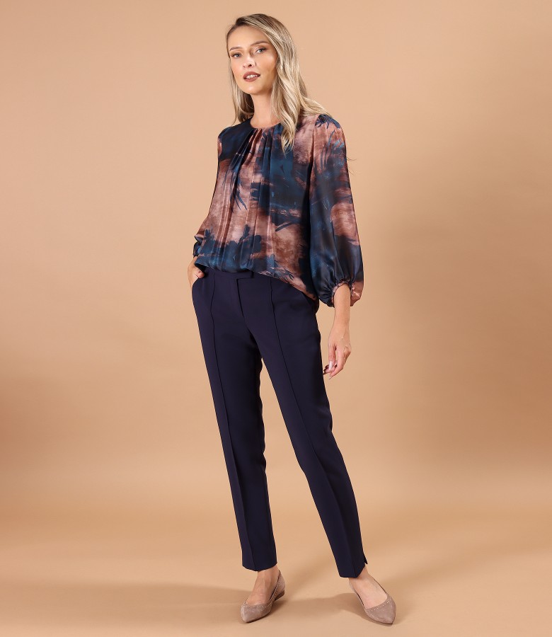 Tinuta eleganta cu pantaloni pana si bluza lejera din voal imprimat