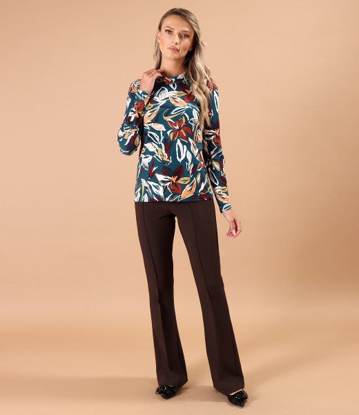 Tinuta smart casual cu pantaloni evazati si bluza din jerse elastic